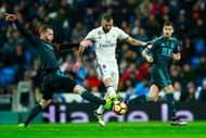 MADRID, SPAIN - JANUARY 29: Karim Benzema (R) of Real Madrid CF competes for the ball with David Zurutuza (L) of Real Sociedad de Futbol during the La Liga match between Real Madrid CF and Real Sociedad de Futbol at Estadio Santiago Bernabeu on January 29, 2017 in Madrid, Spain.  (Photo by Gonzalo Arroyo Moreno/Getty Images)